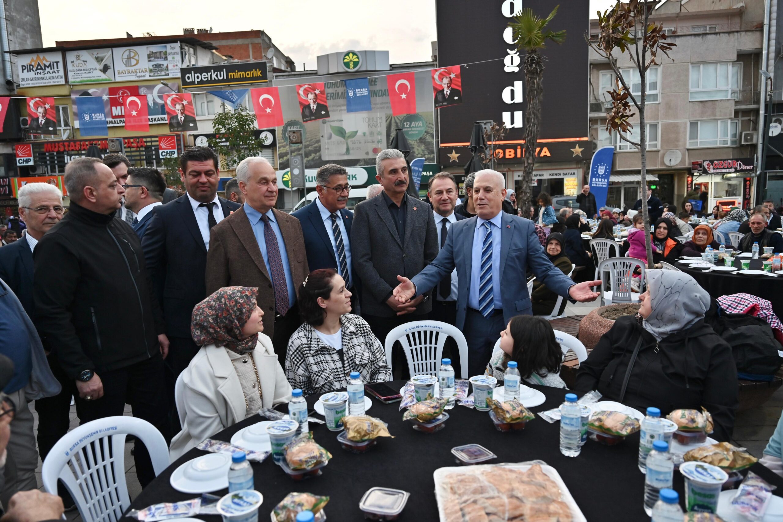 Bursa Büyükşehir Belediyesi, geleneksel iftar programlarını Mustafakemalpaşa ile sürdürdü.