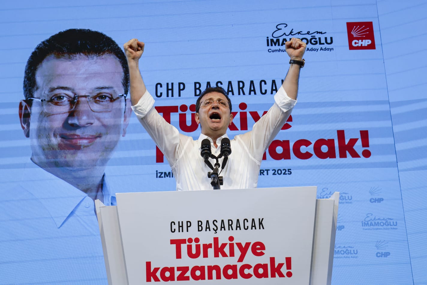 İstanbul Büyükşehir Belediye Başkanı ve CHP’nin 23 Mart’ta gerçekleştireceği Cumhurbaşkanlığı ön seçiminin tek adayı olan Ekrem İmamoğlu İzmir’de partililere seslenerek, adaylığını bir kez daha duyurdu.