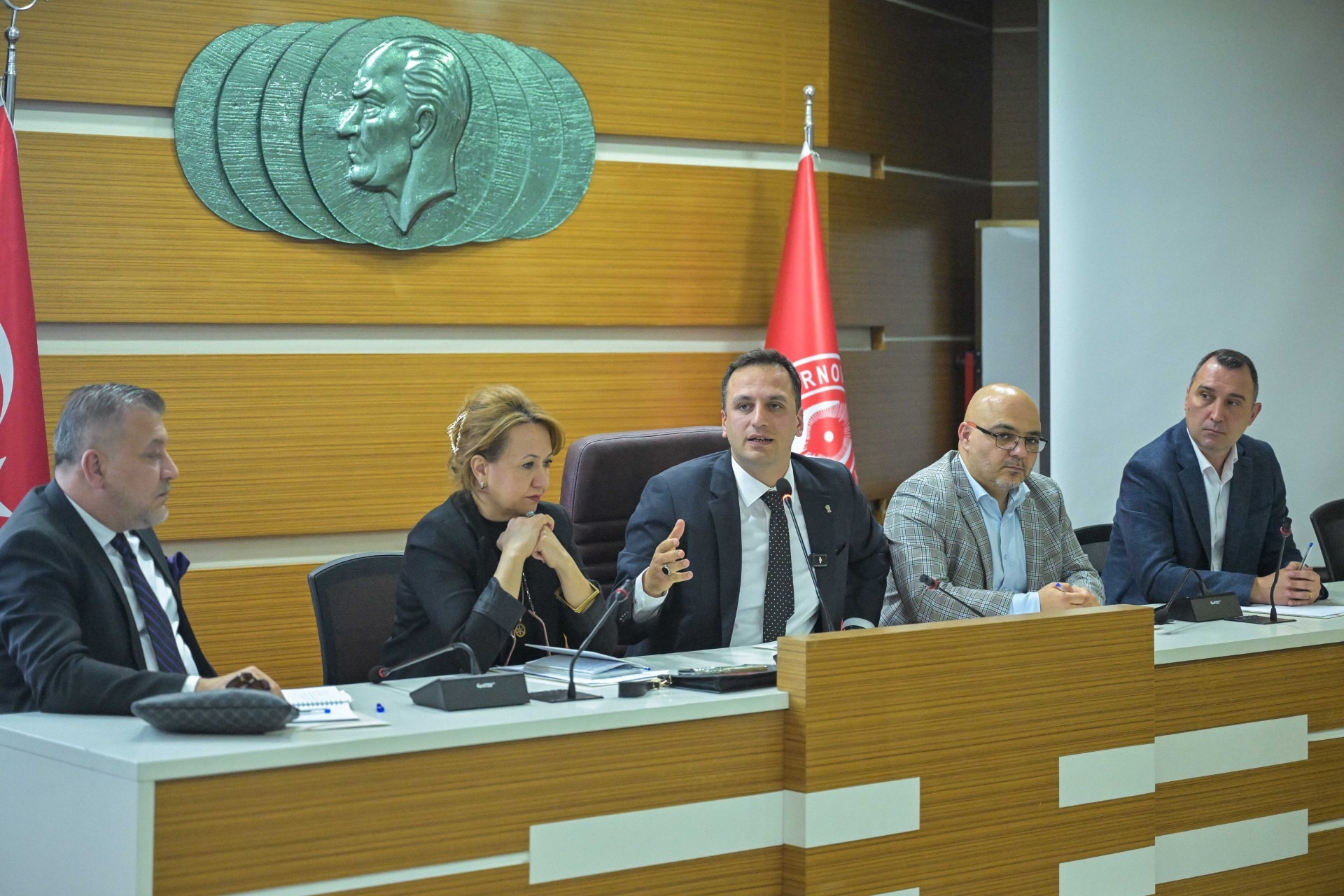 Bornova’da sorunlara çözüm, hizmetlere devam     Başkan Ömer Eşki, muhtarlarla buluştu